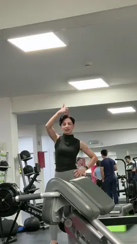 Actually, I’m not focused on your form but on the curve of your butt, that’s why all sorts of things come out of my mouth hahaha😮‍💨#fyppppppppppppppppppppppp #fyp #personaltrainer #coach 