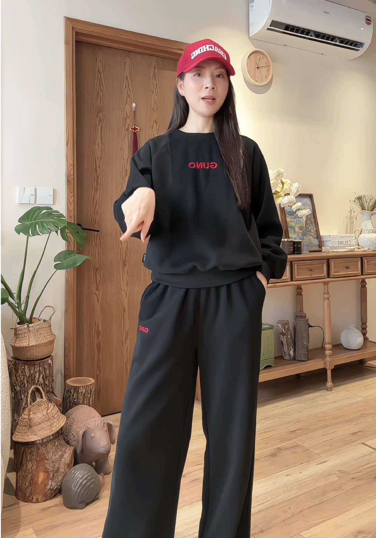 Thêm điểm nhấn với mũ lưỡi trai đỏ, mix cùng set bộ Guno  đen cực chất. #linhlunglieng #setbonu  #guno #bodonu 