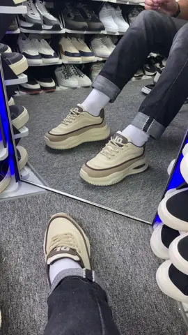 Rekomendasi sepatu cowok keren dari brand Whoppy #whoppy #sepatu #sepatucowok #sneakerscowok #sepatusneakers 