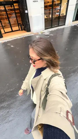 😱 Un avis honnête comme d’habibutde sur un restaurant qui me donnait vraiment envie, et surtout qui est apparemment une « institution » Parisienne.  Des ouvriers qui passent faire des devis pour des travaux, une salle quasi vide pourtant on nous installe près de l’entrée (donc froid), des plats honnêtement mauvais (c’est rare que je dise ça) : super déçue d’avoir pris du temps pour un restaurant comme celui-ci. 🥲 Passez votre chemin, allez plutôt chez Red Sauce juste à côté !! Un attrape touriste, et c’est tout. Désolée pour la franchise, mais ici on ne recommande pas des mauvaises adresses. 👀