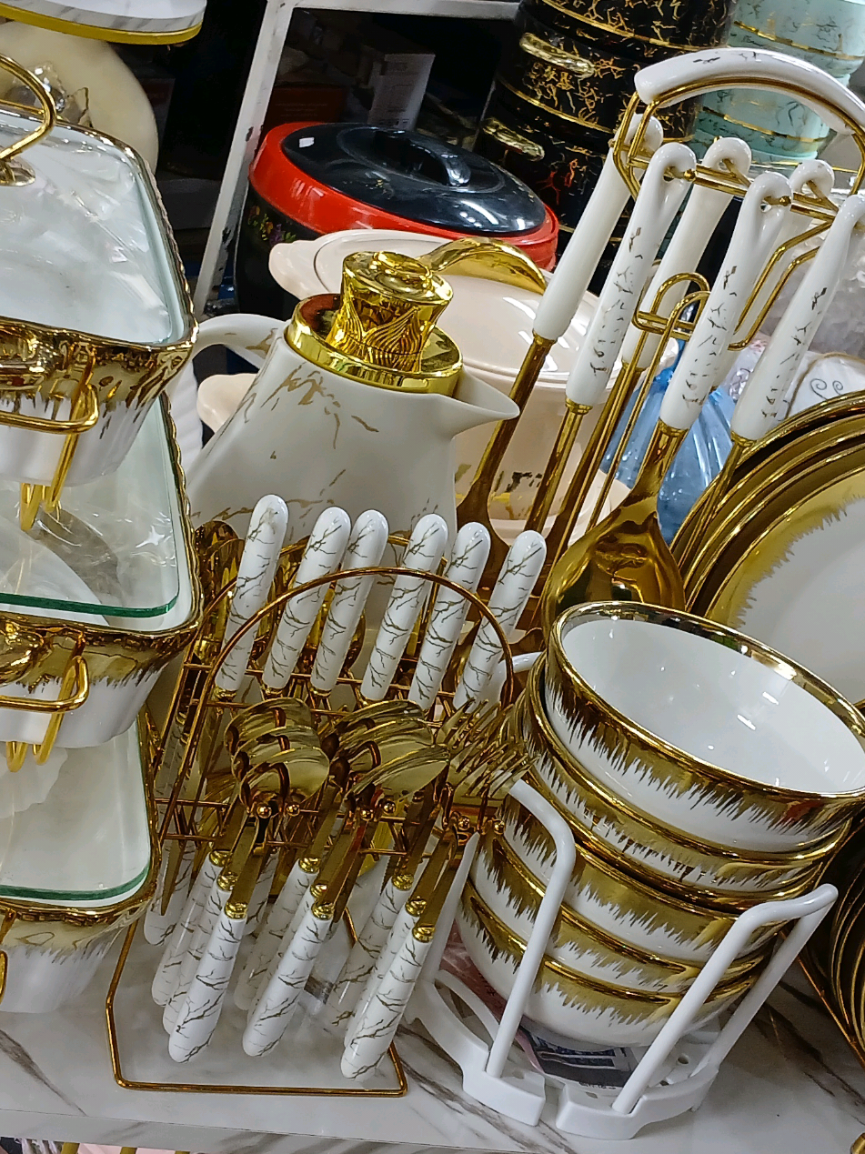 Hapa sasa Mashaallah mashaallah .  Set ya kitajjir ila hata wale maskini wenzangu tunaopenda vitu pambe kama hivi basi tusipange kukosa hii set. Kwanza CERAMIC Kisha Taam mnooo Kwa 470,000/- TU Full set Unapata food warmer 3 zenye kilo 1,2 n 3 na stand zake   Vijiko set 1 na stand zake  Vibakuli 6pcs n stand yake  Sahani za shimo 6 na  Sahan flat kubwa 6 Side plate 6 na stand yake  Vijiko vya kuservia set 1 n stand yake  Chupa ya chai 1 Pink_lady4144  Tupo Zanzibar mtaa wa vyombo Kwa Haji Tumbo Jengo la 