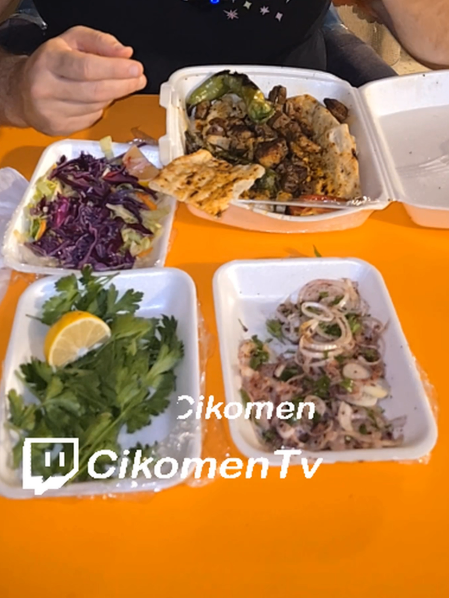 Bugün Bahce Kebap'tan Yemek Yiyorum .  Uygulamada Ciğer Servis Arıyordum , Çok Fazla Gramaj Belirtmeyen , Kuzu Dana Ciğeri Belirtmeyen , Yer Vardı Bende Risk Aldım İndirimli Bir Yerden Uygun Fiyata Söyledim , Ciğer Kebabı Genel Olarak Güzeldi , Tek Eleştirim Kuyruk Yağı Oranı Biraz Fazlaydı . 200 TL'ye Göre Bence Fiyatı ve Lezzeti Makul Ve Güzeldi . İndirimli Haliyle Bence Bedava Bu Yemek Afiyet Olsun .  Bahçe Kebap Ailesine Hayırlı İşler Bol Kazançlar Dilerim .  Ücretsiz #reklam #asmr #food #restaurants #yemek #adanakebap #adanasokaklezzetleri #döner #fityemek #restaurant #reelsvideo❤️ #keşfett #memes #funny #neredeyemekyerim #adana #diyetgünlüğü #menü #bahçekebap #ciğerkebabı #kuzuciğer