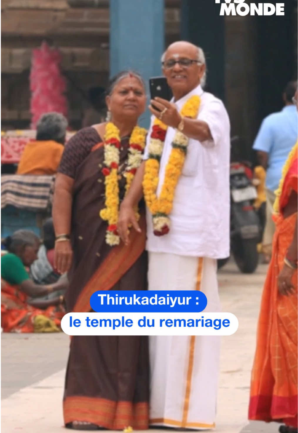 ⛩ Au temple de Thirukadaiyur, les couples renouvellent leurs vœux à 60 et 80 ans. Entourés de leurs enfants et petits-enfants, absents lors du mariage d’origine, dans un rituel unique et émouvant ✨  Le documentaire « Inde du sud, un parfum de France » est à retrouver sur TV5MONDE 📺 #TV5Monde #Inde #thirukadaiyur 