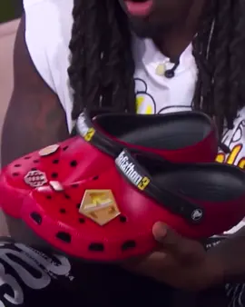 Kai Cenat pulled up to The Jennifer Hudson Show rockin’ his upcoming “Mafiathon 3” Crocs Clog collab 🔥👀 The collab includes jibbitz inspired by Kai’s Streamer University and his ‘KC’ chain.  The pair releases October 1 for $70 🗓️ #kaicenat #mafiathon2 #crocs#jenniferhudson #thejenniferhudsonshow 