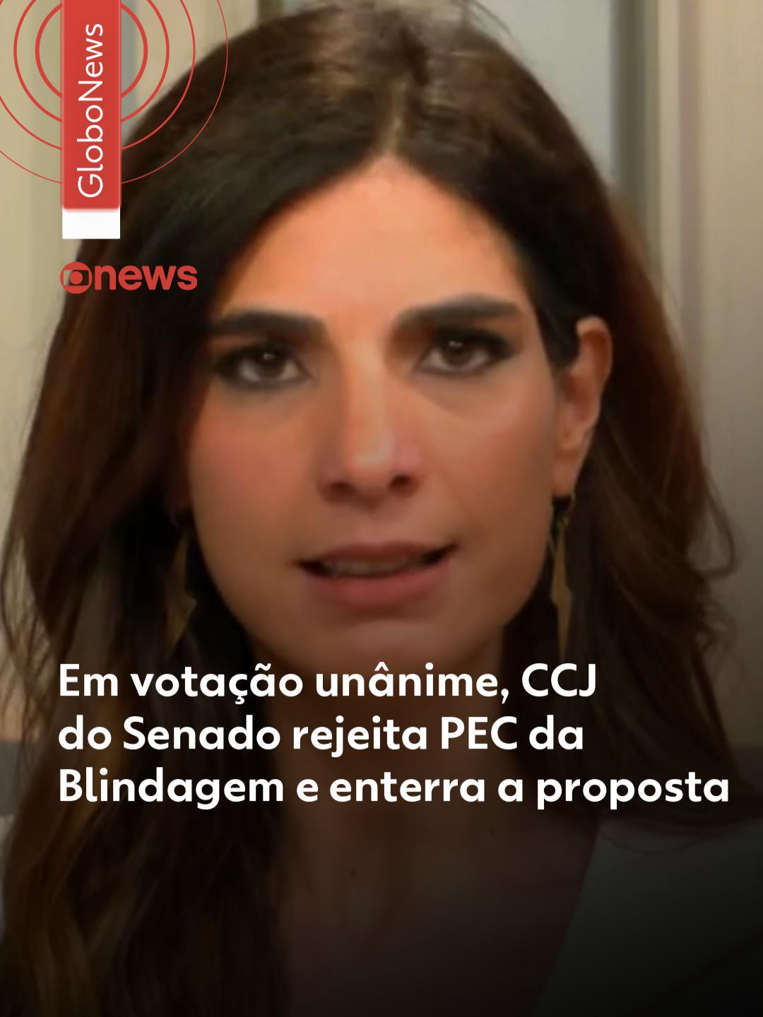 Votação - A Comissão de Constituição e Justiça (CCJ) do Senado rejeitou nesta quarta-feira (24) a Proposta de Emenda à Constituição (PEC) que amplia a proteção de parlamentares na Justiça. A decisão do colegiado, tomada de forma unânime, enterra regimentalmente a chamada PEC da Blindagem no Congresso. Pelas regras internas do Senado, um recurso para levar a proposta à discussão no plenário principal da Casa somente poderia ser apresentado se a votação da CCJ não fosse unânime. ➡️O arquivamento da proposta deverá ser comunicado posteriormente pelo presidente do Senado, Davi Alcolumbre (União-AP). 🔎A PEC havia sido aprovada pela Câmara dos Deputados na semana passada. Ao longo dos últimos dias, o texto foi alvo de manifestações populares e de pressões internas no Senado contrárias ao avanço da proposta. Acompanhe os detalhes no #g1, clicando em 'leia o artigo'. #pecdablindagem #g1política #senado #tiktoknotícias
