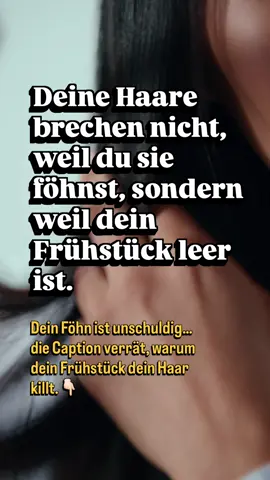 ✨ Real Talk: Wenn die Haare schon beim Föhnen abbrechen, denken alle sofort an Glätteisen, Föhn oder Shampoo. Aber pssst,  dein Haar ist pures Protein. Und wenn dein Frühstück nix davon liefert, sieht man das in deinen Längen. 🥚 Brot & Kaffee = nett, aber null Baustoff. Ei, Fisch, Hülsenfrüchte = deine Haare schreien: endlich Futter! 👉 Tipp: Schon dein Frühstück entscheidet, ob dein Haar bricht oder glänzt. ✅ Folge @yvonne.steiner.co für noch mehr freche Haar-Truth-Bombs. 💬 Jetzt ehrlich: Bist du eher Team „Kaffee reicht“ oder Team „Protein first“? Alles Liebe, Yvonne ✨ Haare Haargesundheit Haarwachstum Haarbruch Haarausfall Gesunde Haare Starke Haare Glänzende Haare Nährstoffe für Haare #haargesundheit #haarpflege #haarausfall #nährstoffe #haare