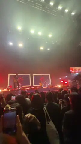 bruised and scarred @Mayday Parade #maydayparadeinmnl2025 #threecheersfortwentyyears #phconcert 