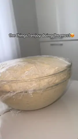 #FoodLover #100000k #foryoupage #viral  Recept Ingredients: 	•	500 g flour 	•	1 tsp salt 	•	1 tbsp sugar 	•	1 tbsp dry yeast (or 25 g fresh yeast) 	•	250 ml warm water 	•	2 tbsp olive oil (or sunflower oil) 	•	1 egg yolk (for brushing) 	•	150 g sesame seeds ⸻ Instructions: 	1.	Activate the yeast In a cup, mix the warm water with sugar and yeast. Let it sit for about 10 minutes until it becomes foamy. 	2.	Prepare the dough In a large bowl, combine flour, salt, and oil. Add the activated yeast mixture and mix until a dough forms. 	3.	Knead Knead the dough for about 10 minutes until smooth and elastic. Cover with a cloth and let it rise for 1 hour, or until doubled in size. 	4.	Shape the bagels Divide the dough into small balls. Roll each into a strip and join the ends to form rings (bagel shape). 	5.	Brush and coat Brush the top with beaten egg yolk and dip into sesame seeds. 	6.	Bake Place on a baking tray lined with parchment paper. Bake at 200°C (390°F) for 15–20 minutes, until golden brown.