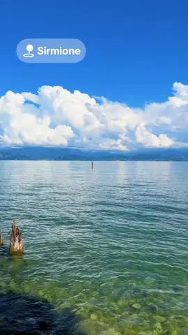 Czasem nie potrzeba słów ani muzyki 🎶✨ Wystarczy wsłuchać się w oddech jeziora… plusk fal, które niosą w sobie spokój 🌊💙 i wiatr, co opowiada historie zapisane w górach ⛰️🌿 Cisza mówi więcej niż tysiąc słów… i choć chwila już minęła, serce wciąż do niej tęskni 🍃💭 #LagoDiGarda #Sirmione #WłoskaMagia #CiszaKtóraMówi #Tęsknota   