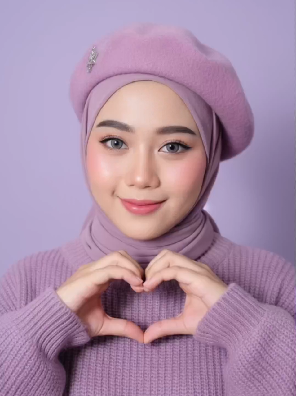 Langkah-langkah edit gemini AI 1. Masuk google chrome ketik GEMINI AI.  2. Setelah masuk GEMINI AI klik tanda (+)  3. masukkan foto close up kamu  4. lalu ketik kata-kata sesuai yang kalian inginkan mau edit seperti apa, contohnya :  * Potret hyper-realistic seorang wanita berhijab dengan wajah asli sesuai foto referensi. Ia mengenakan hijab berwarna lilac yang dililit rapi, dipadukan dengan sweater rajut tebal warna lilacw senada, serta topi baret lilac dengan emblem kecil. Make-up flawless ala Korean look: foundation matte halus, blush pink segar di pipi, eyeshadow shimmer lembut, eyeliner hitam tipis dengan winged halus, bulu mata lentik natural, softlens abu-abu terang, dan lipstik pink glossy. Pose close-up dengan kedua tangan pegang bunga desy putih di depan ekspresi seperti mencium bunga mata terpejam, ekspresi anggun dan manis. Latar belakang warna lilac polos. jangan merubah wajah asli dari foto yang saya kirim * #geminiai #gemini♊️ #CapCut #geminifourth #fyppppppppppppppppppppppp @RismaRaisya 