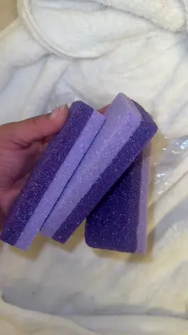 I got the nail salon at home boo 🤭 my feet so soft after using this scrubber #pedicurekit #footpumice #feetscrub 