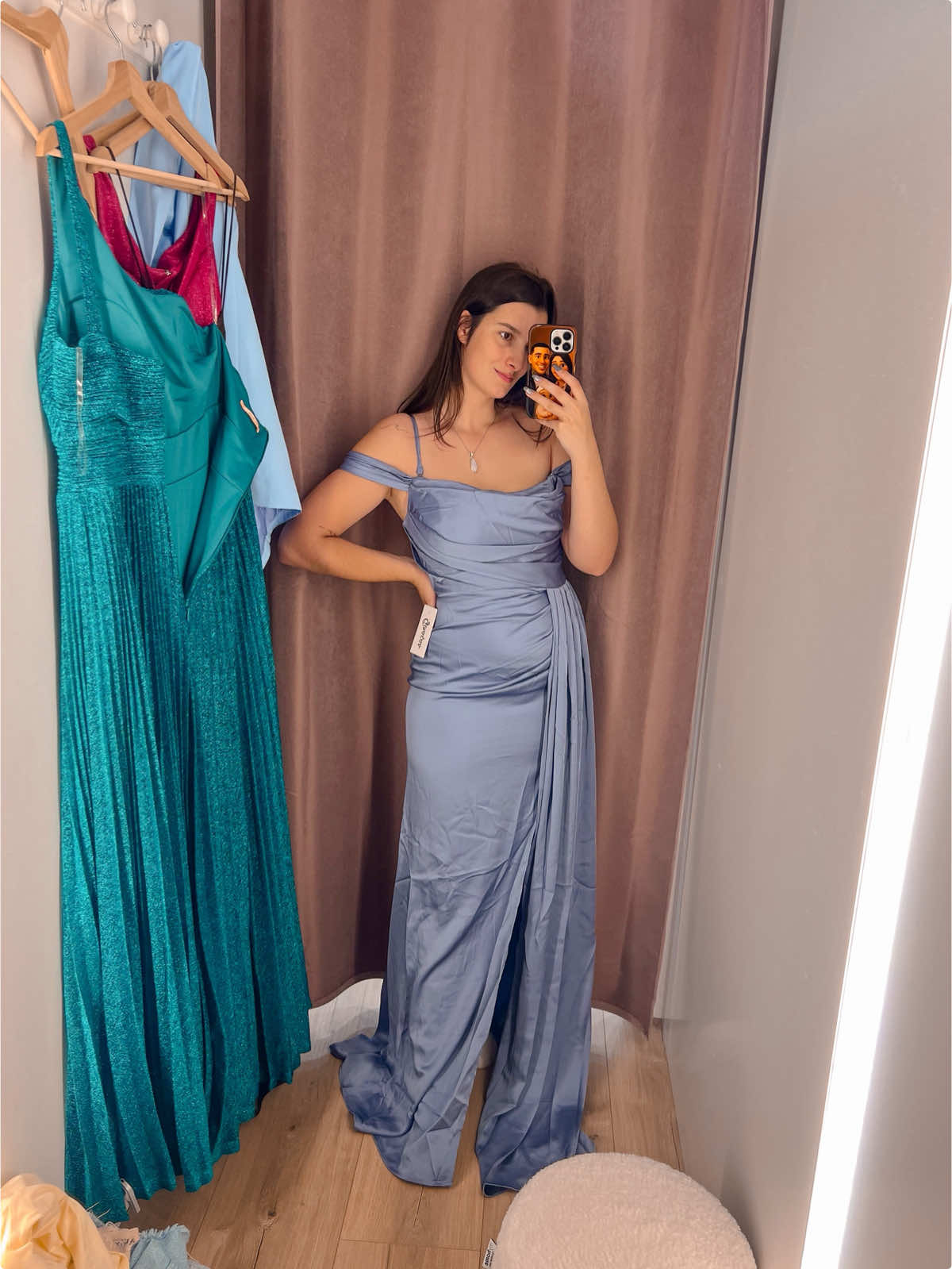 Sim… faltam 2 dias e ainda não tenho vestidos! 😰 Mas hoje fui à @Giraças e encontrei cada vestido mais lindo! 😱🩷 Qual gostam mais? ✨ #Claudiapereiray #Vlog #OOTD 