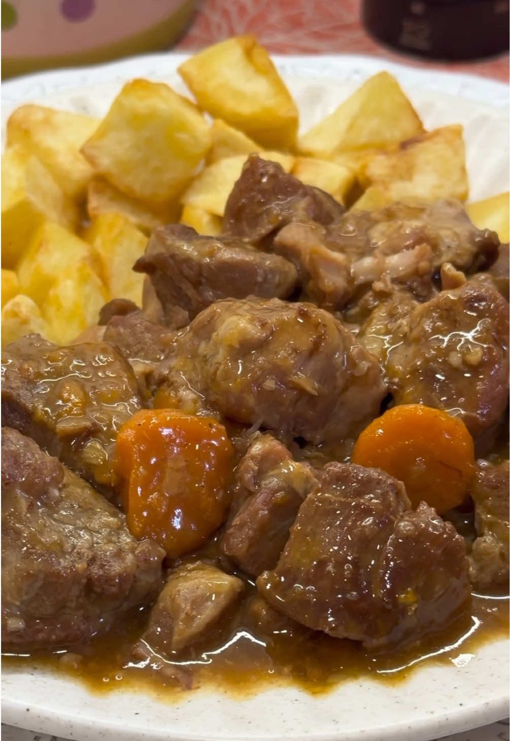 Estofado de carne muy económico y rico. Platazo de los de siempre para mojar pan sin parar🥖🔥. He usado cabecero de cerdo, un corte barato pero jugosísimo que queda de lujo al guisar. Poco esfuerzo y mucho sabor. ¿A quién le apetece cucharón? • INGREDIENTES: 1,5 kg. cabecero de lomo 1 cebolla 4 dientes de ajo 2 zanahorias 250 ml. vino blanco 2 hojas laurel Sal y pimienta negra 500 ml. agua • Trocea la carne y séllala a fuego fuerte hasta que estén doradita, reserva. Pocha la cebolla y los ajos en la misma cazuela para desglasar los jugos que se han agarrado en la base. Incorpora la carne, zanahoria, laurel junto con el vino blanco y deja reducir el alcohol. • Agrega el agua  (irás rectificando según convenga), salpimenta, tapa y deja cocinar a fuego lento hasta que la carne esté tierna y blandita (puedes hacerlo en olla rápida durante 30 mins para agilizar el proceso). Acompaña con patatas fritas y disfruta!