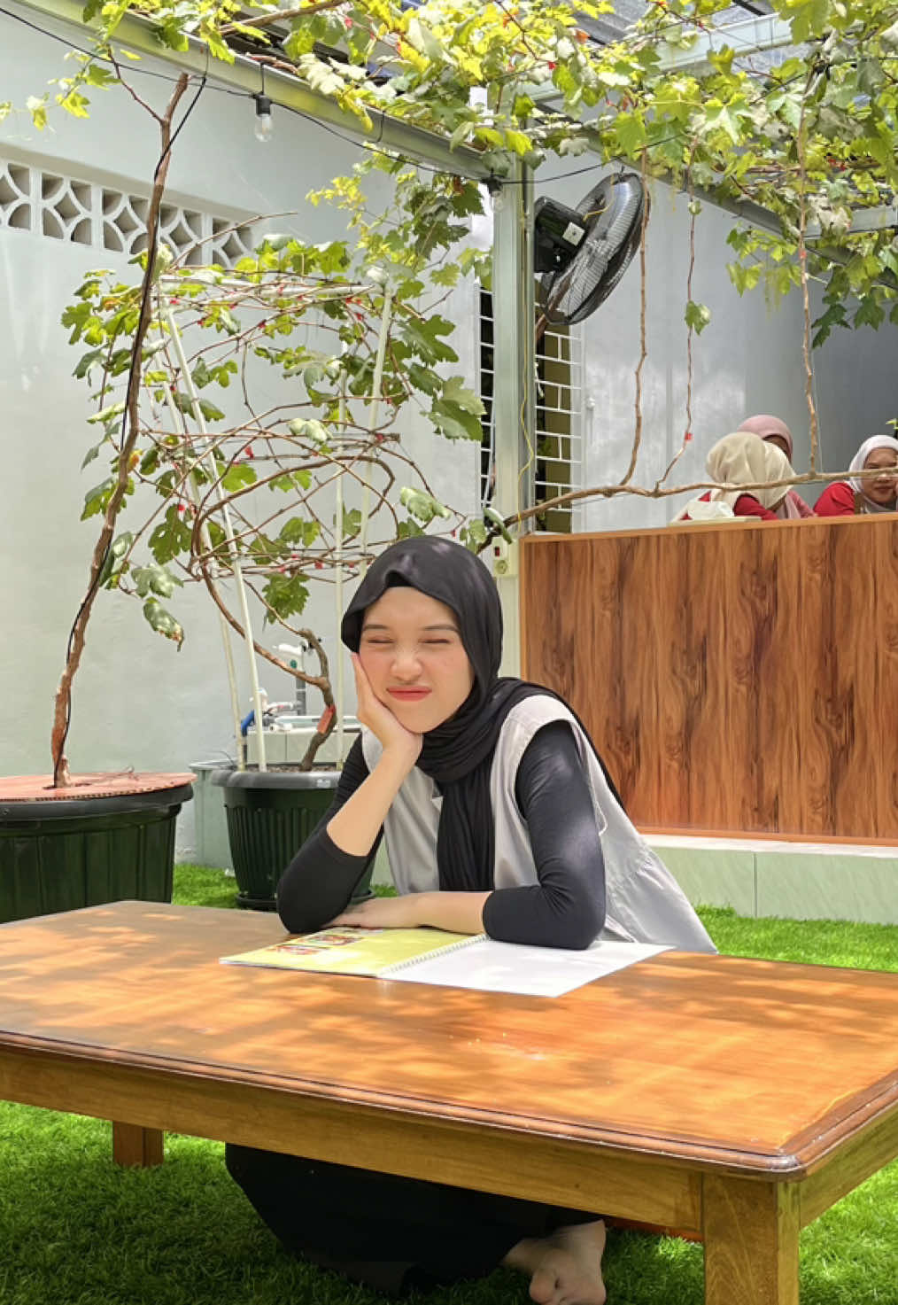 Syuting apa yang paling mantap, syuting MAKAN! Makan luk yo yuk bang cik mang 🙏🏻 Btw lucu tempatnya berasa di rumah tp versi estetik sm taman anggurnya 🫶🏻 #kulinerpangkalpinang #bangka #pangkalpinang #contentcreator #CapCut 