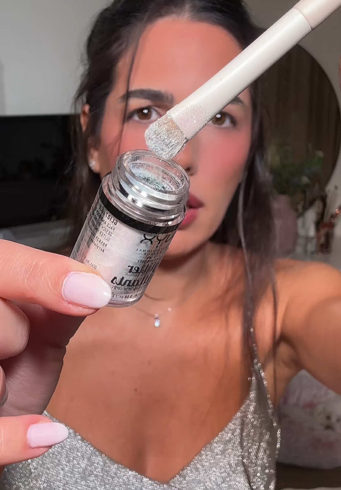 اول مرة بجرب ال glitter glue 🥶 #glitterglue #glitter #makeup #viralmakeup #tiktoksalon #تيك_توك_صالون #مكياج 