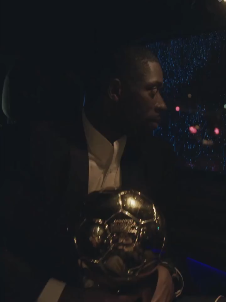 DEVER CUMPRIDO! ✅ Eleito o melhor jogador do mundo, Ousmané Dembélé fez questão de comemorar ao lado daqueles que, ao longo da temporada, o acompanharam e contribuíram para conquistar a Bola de Ouro! 💪 Será que o time do Paris Saint-Germain será capaz de repetir os feitos do último ano?🏆🇫🇷 🎥: PSG #redes6