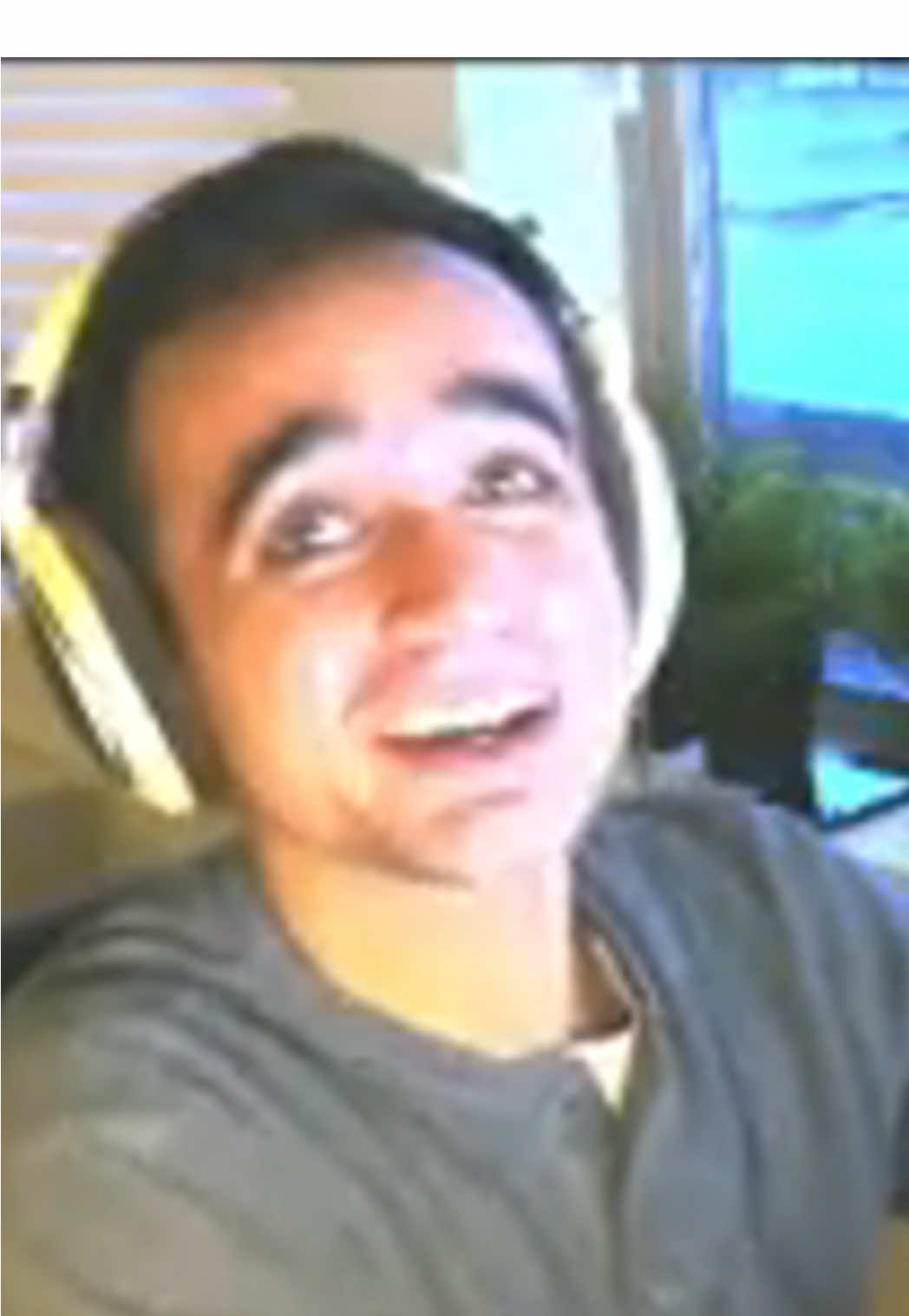 This guy keeps sliding into my DMs does anyone know who this is? 