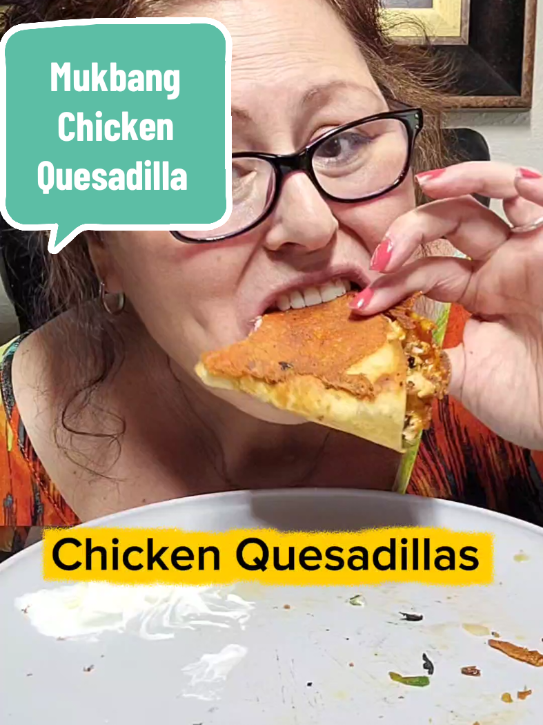 Mukbang chicken quesadilla – crunchy, cheesy, quick meal, viral, homemade, Tex-Mex.  #mukbang #mukbangs #eatwithme #trinicooks 
