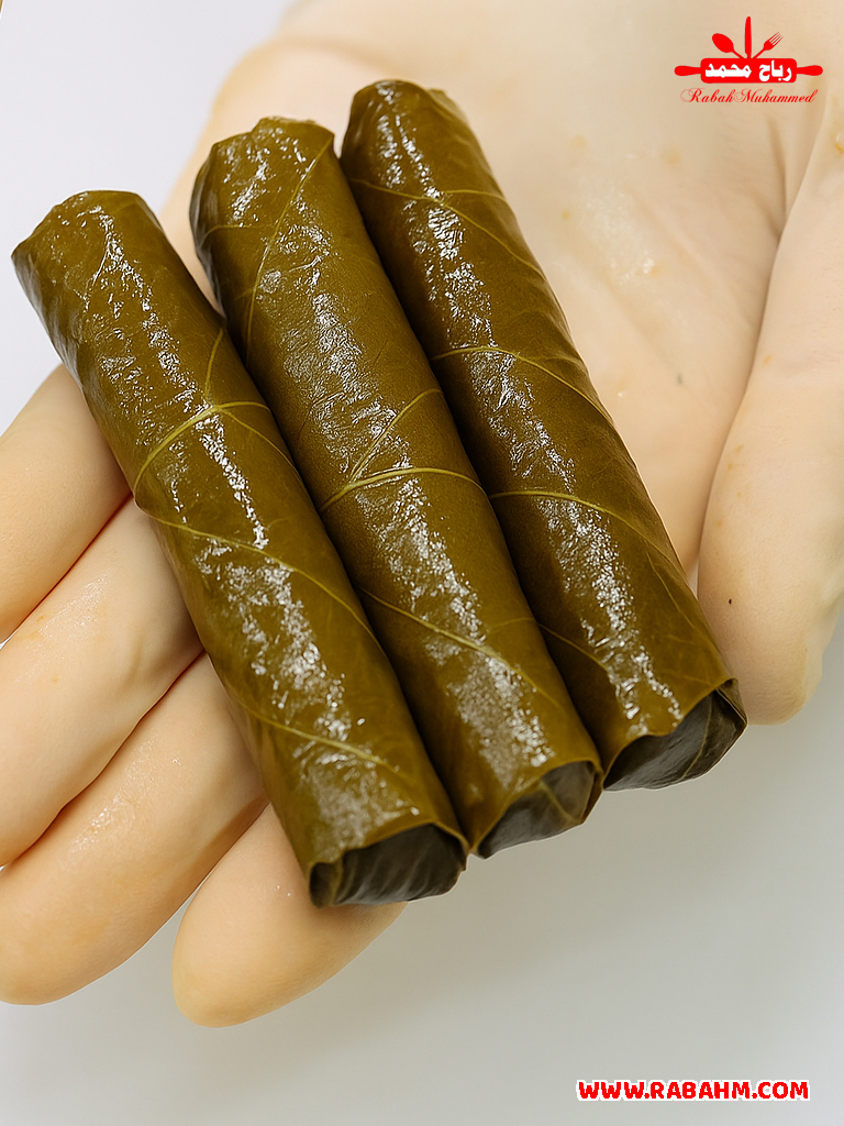 ورق العنب وكوسا يالنجي بأطيب طريقة 😍  مين بيحب المحاشي الطيبة والصحية بدون لحم؟ 🤔🔥 #يالنجي #محاشي #أكلات_بيتي هل جربتوا ورق العنب والكوسا يالنجي بدون لحم؟ 🤩 الطعم خيال، الحموضة مضبوطة، والريحة بتشهي! وصفة خفيفة وصحية، مثالية للعائلة وللي بيحبوا الأكلات النباتية. جربوها وشاركوا رأيكم، خصوصًا بعد ما تشوفوا القرمشة والطعم اللي ما بيتفوت! 😋🍋 المكونات أرز مصري – 2 كوب وربع 🥣 ملح – 1 ملعقة كبيرة 🧂 بقدونس مفروم – 1 كوب ونصف 🌿 طماطم مفرومة – 1 كوب ونصف 🍅 بصل مفروم – 1 كوب ونصف 🧅 ثوم مهروس – 7 فصوص 🧄 زيت زيتون – 1 كوب 🫒 دبس الرمان – 1 كوب 🍇 معجون الفلفل – 1 ملعقة طعام ممتلئة 🌶 معجون الطماطم – 1 ملعقة طعام ممتلئة 🍅 ملح إضافي للحشوة – 1 ملعقة كبيرة 🧂 نعناع مجفف – 2 ملعقة صغيرة 🌿 كمون – نصف ملعقة صغيرة 🌾 سماق – 1 ملعقة صغيرة 🍋 قهوة – 1 ملعقة صغيرة ☕ عصير ليمون – حسب الرغبة 🍋 ملاحظة: نضع قطعة طماطم صغيرة داخل الكوسا قبل الحشو، ونغمر المحشي بالماء والثقل قبل الطهي.
