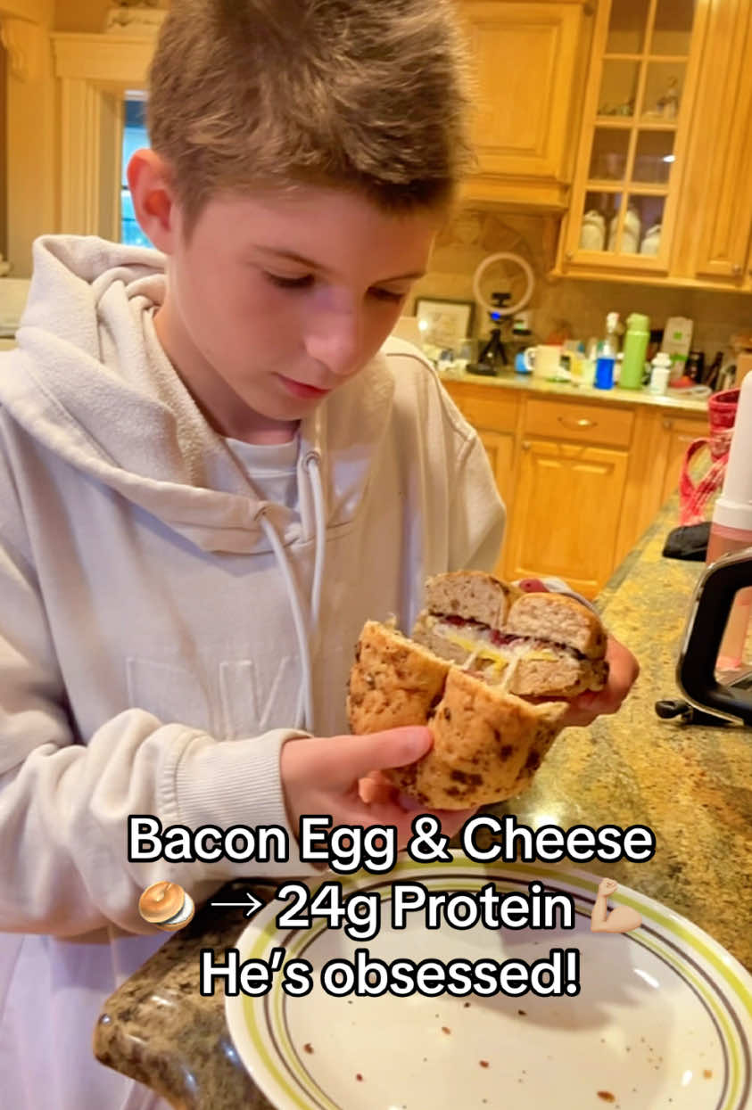 Another after-school bacon egg & cheese on these new everything bagels 🥯🤩 He’s seriously obsessed! Each bagel packs 10g protein—so with the bacon, egg & cheese this one hits 24g of protein 💪🏼✨ #ProteinPacked #bagellovers #highproteinsnacks #afterschoolsnack #proteinbagel 