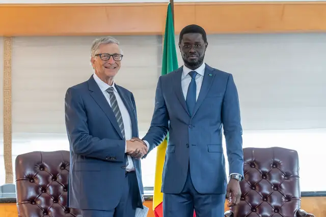 Le Président de la République, Bassirou Diomaye Faye, a reçu aujourd’hui en audience M. Bill Gates , président de la Fondation Gates, en marge de la 80ᵉ Assemblée générale des Nations Unies. Cette rencontre a marqué une étape importante avec la conclusion d’un partenariat stratégique de plus de 10 millions de dollars, destiné à accélérer le New Deal technologique initié par le Chef de l’État.  Ce partenariat permettra de déployer une identité numérique universelle, de créer un hub d’intelligence artificielle au service de l’innovation dans la santé et l’agriculture, ainsi que de mettre en place une Delivery Unit garantissant transparence et efficacité. En renforçant leur collaboration, le Sénégal et la Fondation Gates ouvrent une nouvelle ère, visant à positionner notre pays comme un pôle africain de l’innovation numérique et à offrir à chaque citoyen des opportunités concrètes dans un avenir inclusif et prospère. #UNGA80 #NewDealTechnologique #Sénégal2050 #GatesFoundation #pmousmanesonko🇸🇳 