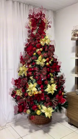 Simbora acompanhar como foi o processo de montagem da minha árvore de Natal do ano passado? #natal2025 #natal #decoracaonatalina #facavocemesmo #merrychristmas 