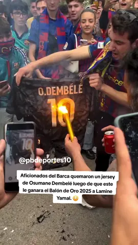 Aficionados del Barca quemaron un jersey de Osumane Dembelé luego de que este le ganara el Balón de Oro 2025 a Lamine Yamal. 😳 #futbol⚽️  #lamineyamal #dembele #ballondor #barcelona 