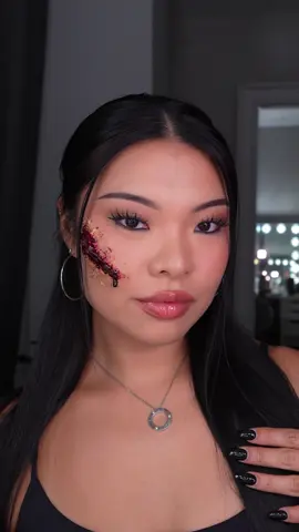 SFX scar using toilet paper! 💋🧻 #halloweenmakeup #sfxmakeup #scarymakeup #halloween2025 #mehron 