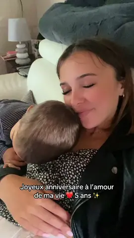 24.  Aujourd’hui, mon bébé a 5 ans… 🥹💙 Il y a 5 ans, ma vie a complètement changé. J’avais 20 ans, j’étais jeune, un peu perdue, mais j’ai reçu le plus beau cadeau que la vie pouvait m’offrir : toi. Depuis ce jour, tu es ma plus grande force, mon sourire dans les journées grises. Tu m’as appris ce qu’est l’amour inconditionnel, tu m’as fait grandir, tu m’as donné un rôle qui est de loin le plus beau de tous : être ta maman. Chaque éclat de rire, chaque câlin, chaque « je t’aime » de toi vaut plus que tout l’or du monde. Aujourd’hui tu as 5 ans, déjà… et je suis si fière du petit garçon que tu deviens : tendre, joyeux, lumineux. Merci d’avoir fait de ma vie une aventure remplie d’amour et de bonheur. Joyeux anniversaire mon fils, ma vie.  Je t’aime jusqu’aux étoiles et le retour ❤️ #pourtoii #maman #mamansolo #famillerecomposée #baby #fyp #foryouu #mavie #monenfant #amourmaternelle #babyboy #mamana20ans #bebe2020 