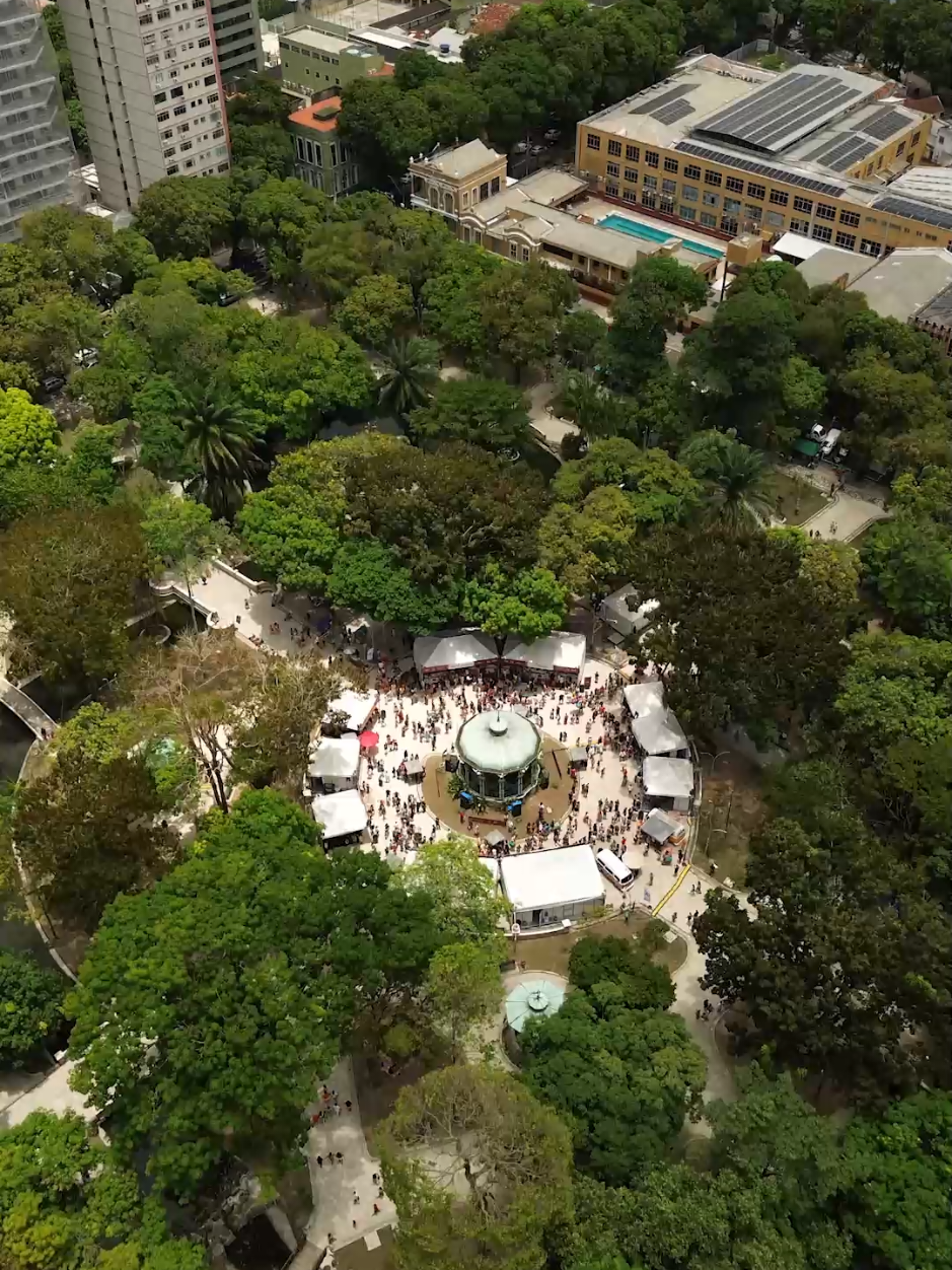 🍴✨ Além dos chefs e da gastronomia, os dois dias do evento “Chefs na Praça e Farofada” só foi possível ser realizado com a parceria e o tempero de um time de peso:  @cocacola_br  @guaranatuchaua  @blaussorvetes  @muambabar  @grandcru.belem  @icebode  @cervejariauriboca  @kombreja.oficial  @shop_auge  #FestivalVerOPeso2025 #ChefsNaPraça #CulináriaParaense #GastronomiaAmazônica #OTemperoDeUmPovoInteiro