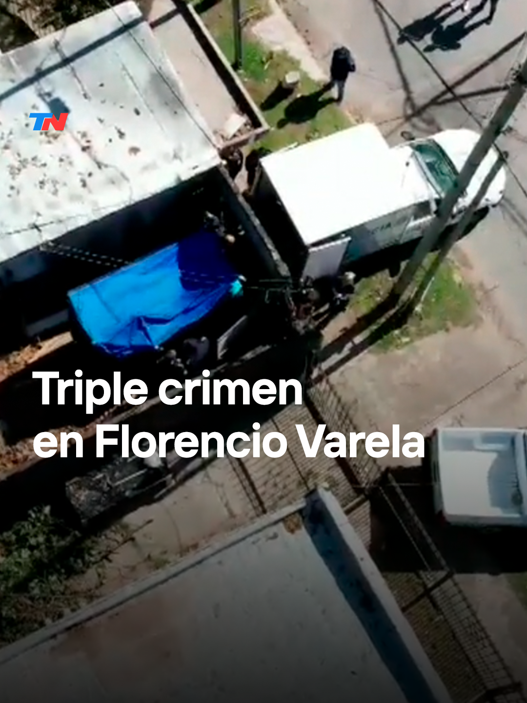 TRIPLE CRIMEN EN FLORENCIO VARELA Brenda del Castillo, Morena Verdi y Lara Morena Gutiérrez, las tres jóvenes de La Matanza que estaban desaparecidas desde el viernes, fueron encontradas asesinadas y descuartizadas en una casa de Florencio Varela. La última vez que las vieron subían a una camioneta que luego apareció incendiada. Sus cuerpos estaban ocultos en una cámara séptica.