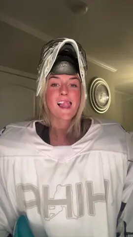 Had to hop on this trend with a hockey twist 🤪😌 @Bauer Hockey @Lightning Rod Energy #hockeytok#likesugaronmytongue#viralvideo#gabigibson#trendingsongs 