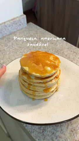 🥞Panqueca americana fit, com apenas 5 ingredientes✨ ingredientes: - 1 xicara de farinha de arroz ou aveia (eu usei aveia) - 1 colher de chá de fermento - 1 ovo (batido) - 1 colher de chá de essência de baunilha (opcional) - Whey - usei de leite em pó da @Growth Supplements cupom: NICOLETA (opcional) - 1 colher de sopa de mel ou adoçante - 1/2 xicara de leite Usei aveia, mas você também pode fazer com farinha de arroz (fica até um pouquinho mais leve, mas com menos fibras). Informações nutricionais (por panqueca 60gr): Calorias: 84 kcal Proteína: 3 g Carboidratos: 13 g Gorduras: 2,5 g #receitafit #receitasimples #Fitness #panquecaamericana #emagrecimento 