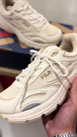 ⚡️ Ele voltou no tom mais versátil da coleção! O Fila Runner 2K em bege chegou de reposição e promete ser o queridinho da vez. Conforto, estilo e aquele visual futurista que combina com qualquer fit. Quem perdeu no drop passado, essa é a hora de garantir! 👟🔥 #FilaRunner2K #FilaBege #FilaBrasil #StreetwearBrasil #Sneakerhead 