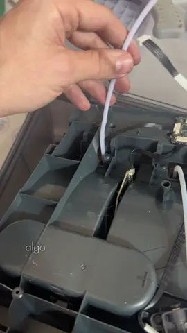 Arrebentou o ptfe do AMS da minha P1S! Vídeo de hoje é apenas um vlog do dia a dia de quem imprimi muito :) Minha P1S está com 2k horas e muito filamento matte, então o desgataste é natural. Quem aí já passou por isso? Conta aqui nos comentários! #bambulab #p1s