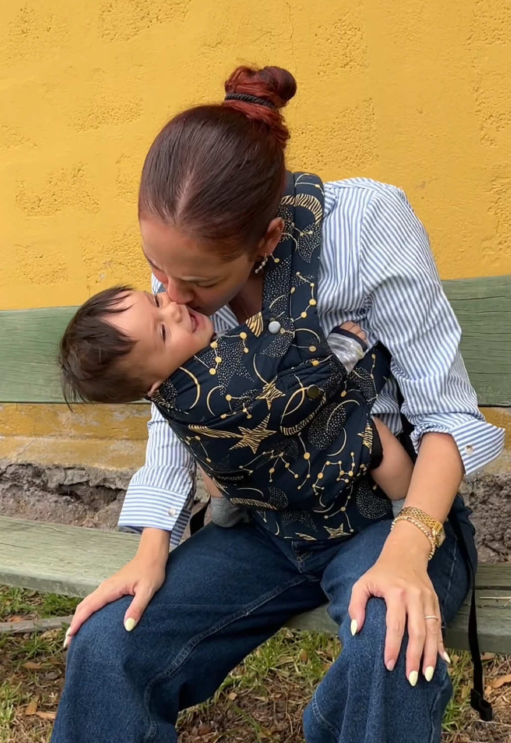 ¿Cómo cargan a sus bebés ? 👶 Yo uso este cargador de Momcozy  #babycarrier #fular 
