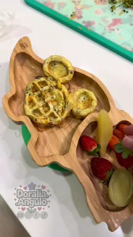 Desayuno Santhiago 🍳 en esta waflera de Mickey mouse 🍓🥕 quedó delicioso 🥰  #momlife #Receta #blw #doraliaangulo