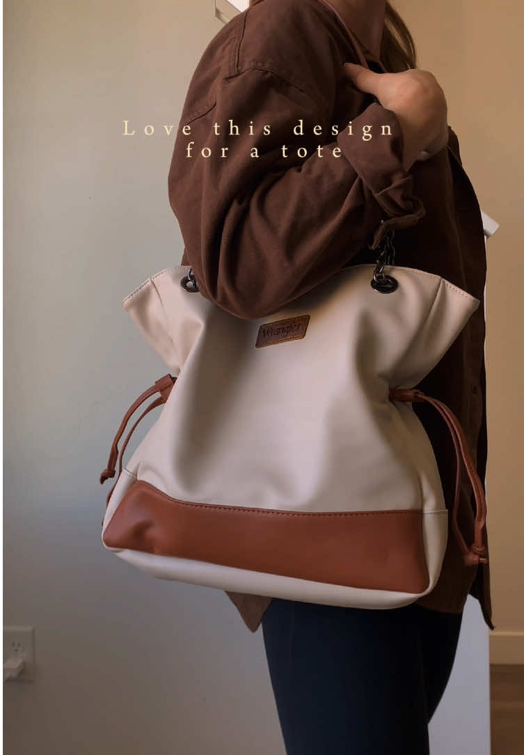 Hands down my fav bag - it’s actually a hobo bag but reminds me of a tote #hobobag #hobobags #shoulderbag #shoulderbags #bags 