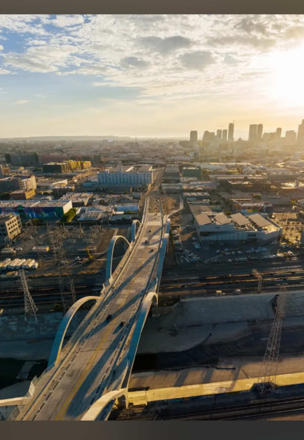 Al atardecer ¡visita el Puente de la Calle 6! El puente en sí es una obra de arte. Sus amplios arcos tienen un aire futurista, pero aún conservan el espíritu creativo y audaz de Los Ángeles. Allí verás a las personas patinando, tomando fotos, filmando o simplemente pasando el rato; se ha convertido en un lugar donde ver un atardecer se convierte en un recuerdo guardado en fotos o algún video. Recuerda sino tienes como ir nosotros te llevamos, estamos disponibles las 24 horas al día 7 días de la semana, esperamos tu llamada, si este lugar te parece increíble comenta y compártelo. 🤩  At sunset, visit the 6th Street Bridge! The bridge itself is a work of art. Its wide arches have a futuristic feel, yet retain the creative and daring spirit of Los Angeles. There, you'll see people skating, taking photos, filming, or just hanging out; it's become a place where watching a sunset becomes a memory preserved in photos or videos. Remember, if you can't get there, we'll take you there. We're available 24/7. We look forward to hearing from you. If you think this place is amazing, please comment and share it. 🤩   323-770-3050 213-843-0222 📞                                                                             #visitcalifornia #sunset #losangeles #taxiservice #downtowntaxiservices 