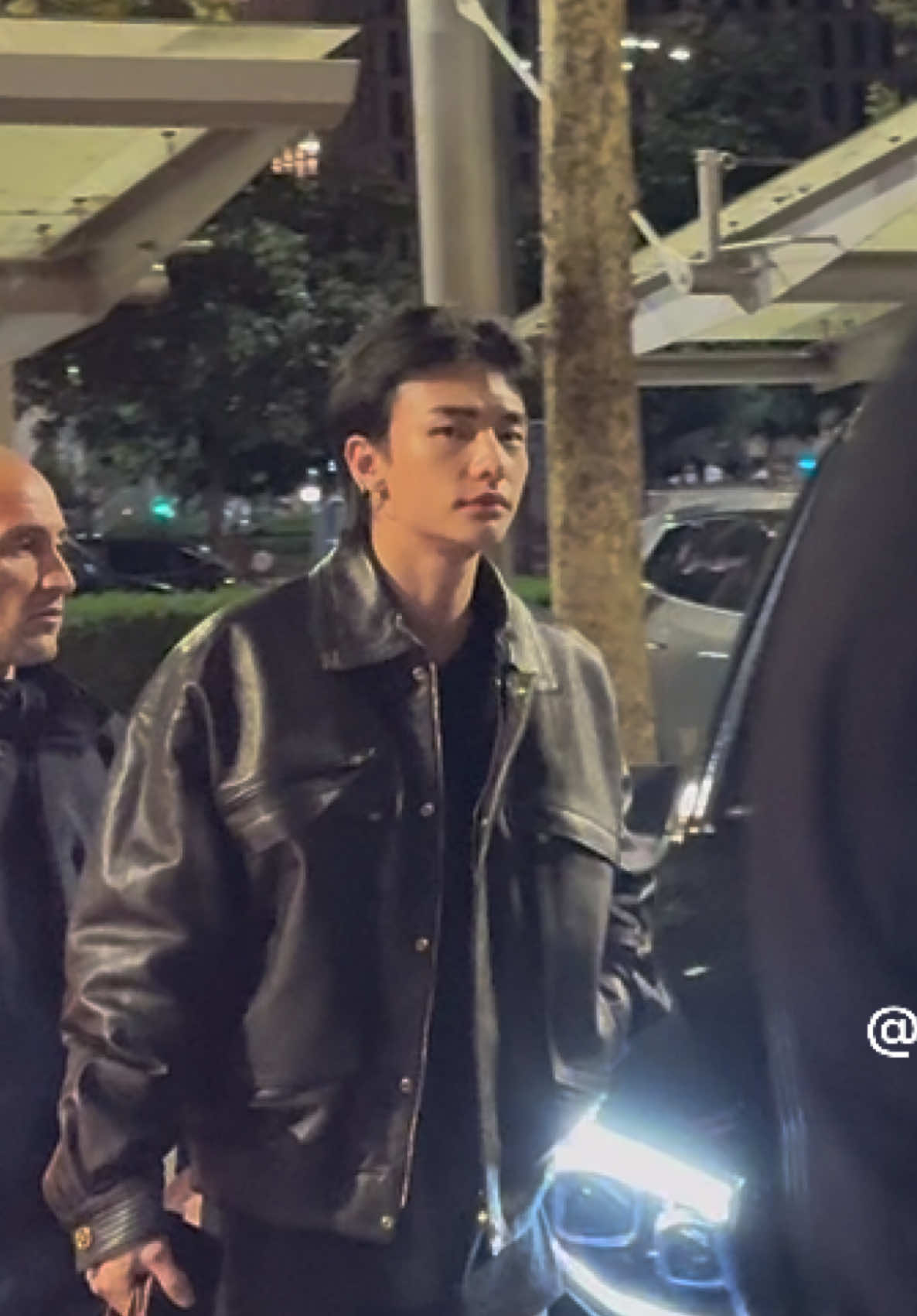 Hyunjin arrived in Milan #straykids #hyunjin #versace 