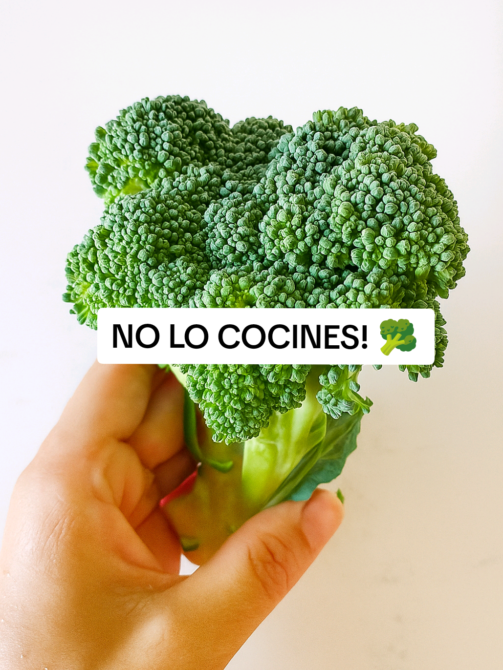 🥦BROCOLI aprendí a comerlo crudo y lo ame💚, además de aprovechar mejor sus nutrientes 👇 Cuando lo comemos crudo además de tener un sabor riquísimo conserva todas sus propiedades, como la vitamina C, que aporta alrededor de un 50% y se pierde en la cocción.  Además el brócoli posee sulforafano, potente antioxidante que previene enfermedades y  se aprovecha mejor cuando se consume crudo.  Lo más importante es lavarlo bien.  Rallar o picar bien chiquito la parte de los ramilletes (color verde intenso).  Lo podés utilizar en: -Ensaladas  agregando limón  -Pesto  -Hummus agregando a alguna legumbre  Los tallos más gruesos y duros los hiervo y los dejo para preparar croquetas, sopas, etc.  #brocoli #vegetales #food #alimentacionsaludable #comida 