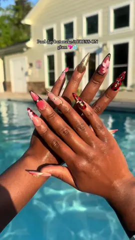 Serving acrylics without the salon 💅✨ These press-ons are poolside approved + sooo easy to apply 👏🏽💕  #pressonnails #diynailsathome #summernailsinspo #acrylicpressons 