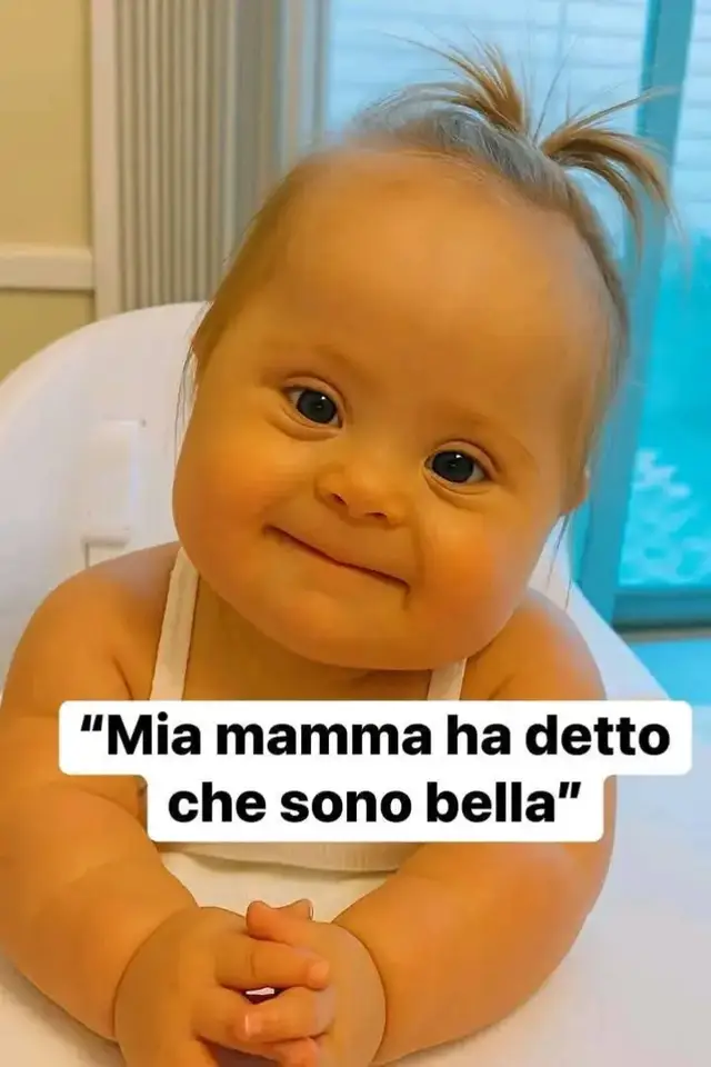 Bimba speciale...!!! Così ti chiama la tua mamma  Perché i bimbi speciali hanno una luce diversa. Una dolce particolarità che li rende unici Anche tra loro  i bimbi speciali sono fatti di mille sfumature. Ognuna ha un colore  rosso Giallo e verde  Come un semaforo  E che sebbene diviso è pur sempre unito nel loro scopo... E così anche loro, uniti da un blocco inmenso che li tiene dentro mentre il mondo fuori cerca una chiave per aprire quella porta,  ma nessuno finora l'ha trovata davvero.  I bambini speciali restano lì, a fissare la luce del Sole. Attraverso il vetro di una finestra. Passano ore, giorni, ma loro osservano silenziosi.  Come chi ascolta il mondo con il cuore non con le parole.  E chissà cosa provano davvero, dolore? Gioia o forse emozione che noi non sappiamo nemmeno nominare?. Io vorrei poter entrare per un solo istante dentro quel silenzio e riuscire a capire  cosa sente davvero Il cuore di un bambino speciale la sua anima, il suo universo.  I bimbi speciali sono come dicono  