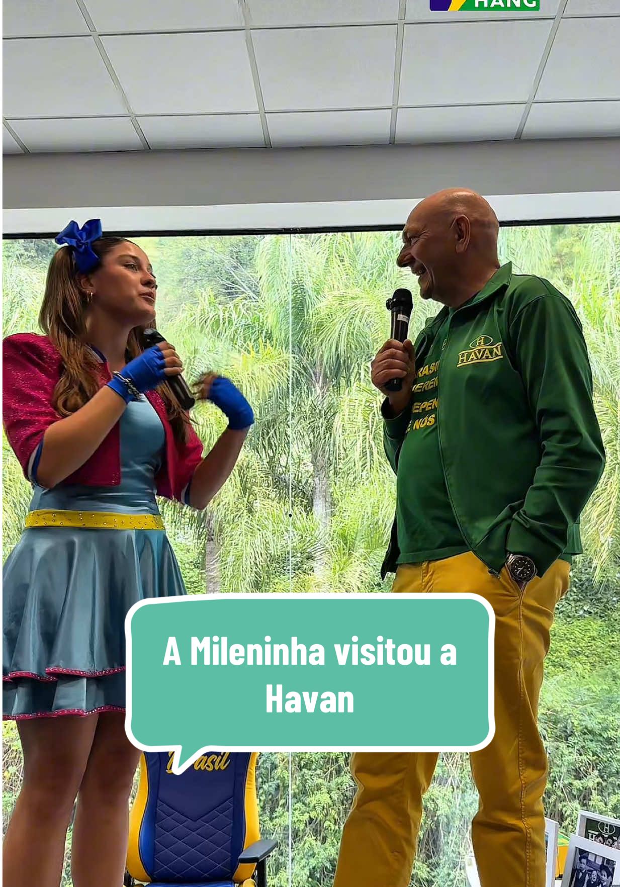 Na Havan não falta alegria e animação 💚 Recebi a @cantoramileninha em Brusque (SC) para agradecer pela parceria e ela aproveitou para encantar os nossos mais de mil colaboradores com sua simpatia e animação. A Mileninha é youtuber, cantora infantil, com mais de 20 milhões de seguidores nas redes sociais. Eu amei conhecer ela e a sua família. Assista o vídeo até o final e veja um pouco como foi a visita. Um abraço do Véio da Havan. #LucianoHang #VéioDaHavan #Dança #Mileninha #Youtuber