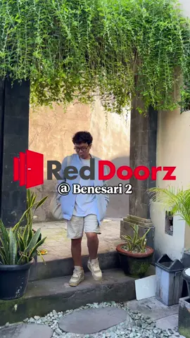 Cari hotel murah, nyaman, dan deket Pantai Kuta? RedDoorz Benesari 2 Bali jawabannya!  Selain bersih & strategis, ada kolam renang yang cocok banget buat santai bareng keluarga  Booking via aplikasi RedDoorz & pakai kode YUKNGINEP biar liburan makin hemat. Follow biar nggak ketinggalan rekomendasi hotel murah lainnya Kamu tim liburan rame-rame bareng keluarga atau solo trip?  #redtravelers #bukasemuapintu #reddoorz 