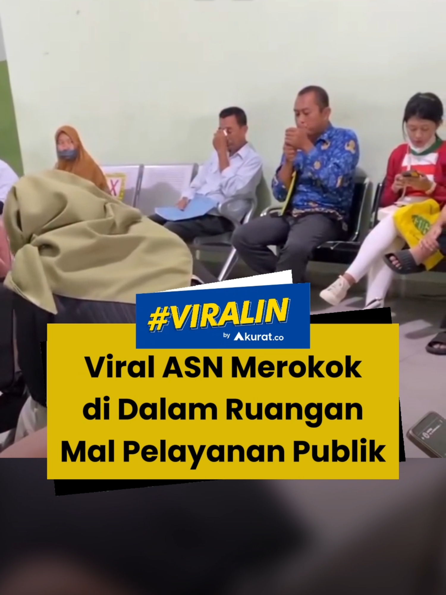 Aksinya itu menuai kecaman warganet lantaran dianggap tidak etis. Sementara itu, pihak MPP Sidoarjo memberikan klarifikasi terkait insiden tersebut. Mereka mengatakan pria itu tidak berada di ruang pelayanan, melainkan di area dekat kantin. Meski begitu, pihaknya tetap menyampaikan permohonan maaf dan memasang pamflet dilarang merokok di seluruh kawasan pelayanan. 🎥: Instagram/feedgramindo. #viral #asn #merokok #sidoarjo #akuratco
