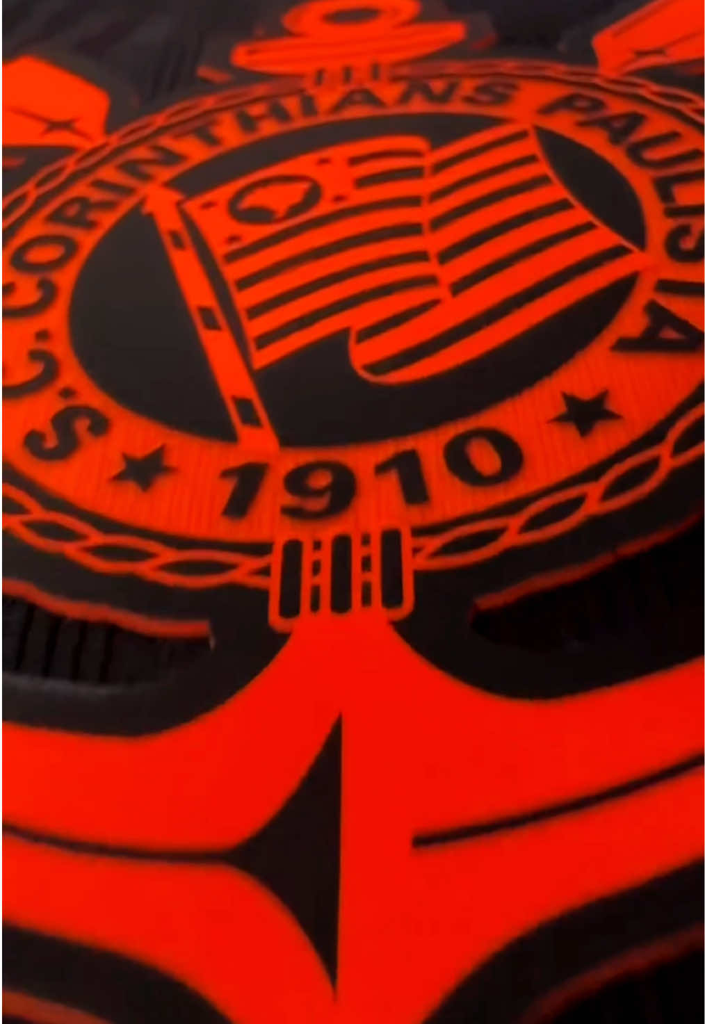 Finalmente a tão esperada camisa III de 2025! Dessa vez a inspiração foi nos modelos Total 90 produzidos em meados dos anos 2000. Gostou, torcedor?  #corinthians #coringao #gavioesdafiel #timao #neoquimicaarena 