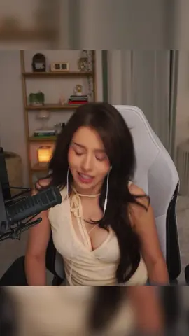 She knows 😩 #Pokimane #twitchclips #streamer #twitchmoments #twitch 