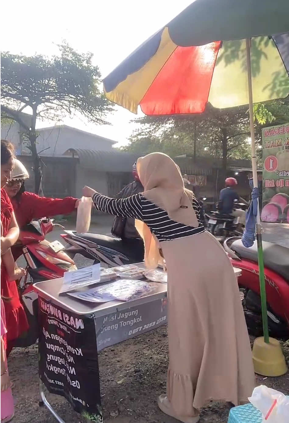 Alhamdulillah habis kamis manis 🤗🥰 di tunggu ya jum’at berkah nyaaa 🤲🤲😇#gresik24jam #fypage #bakolsego #tiktoklive #livehighlights 