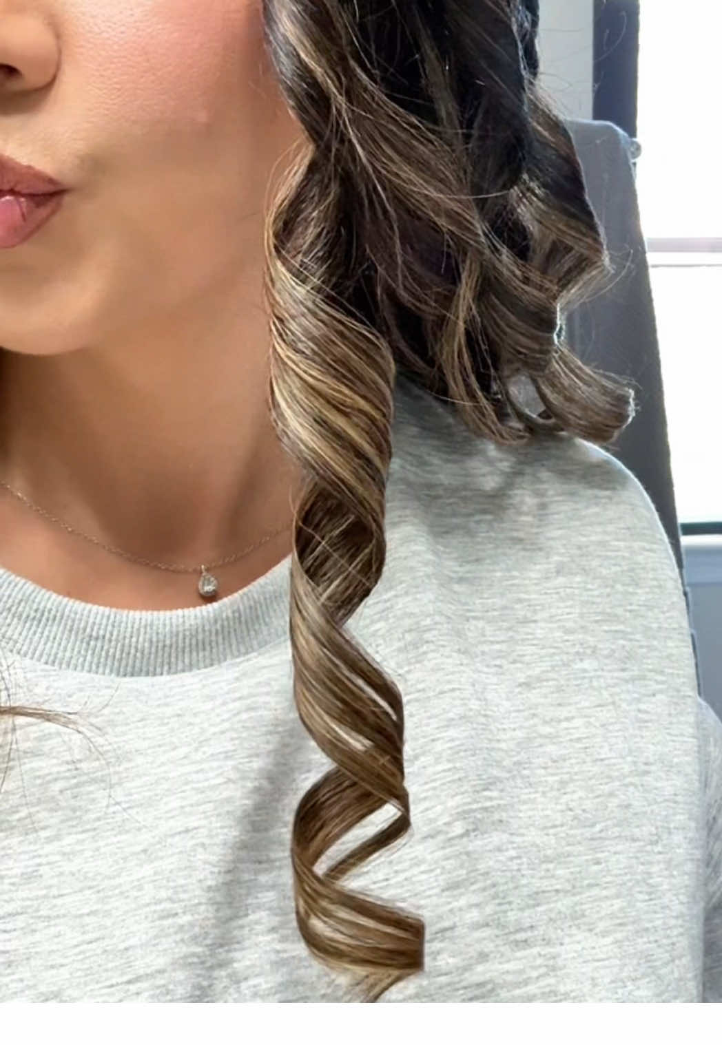 The easiest + most affordable rotating curling iron I’ve tried—these effortless beach waves are everything 🌊✨ #automaticcurlingiron #beachwaves #curltutorial #rotatingcurlingiron #hairtools 
